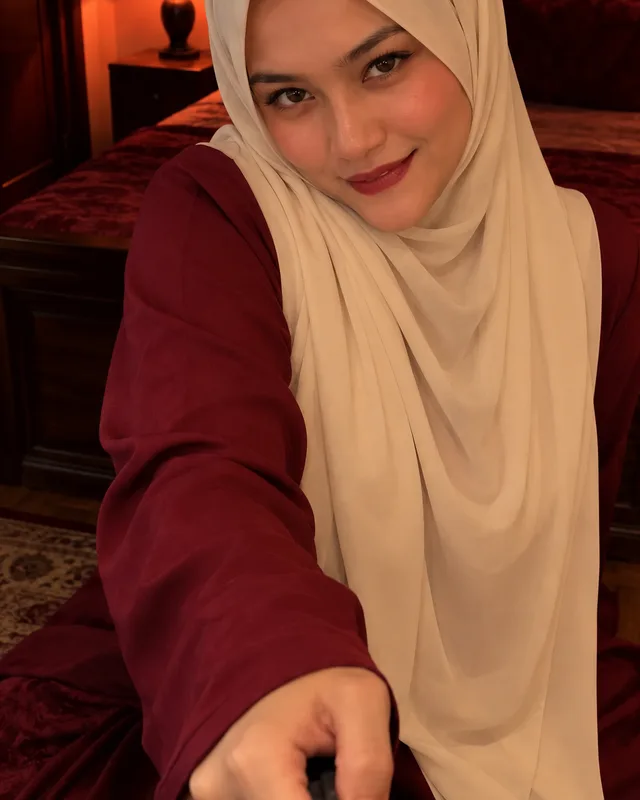 Isteri bertudung tarik kolar baju suami dalam bilik lampu merah